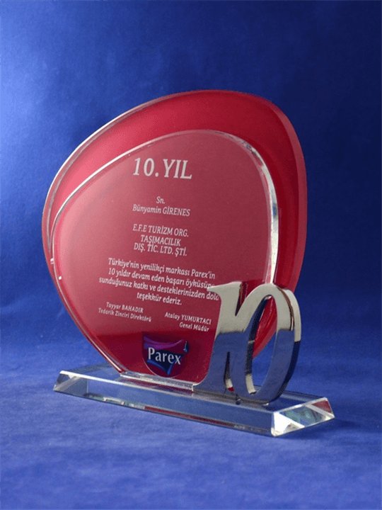 Nur Plaket Kırmızı camlı, 10. yıl anısına hazırlanmış kristal plaket