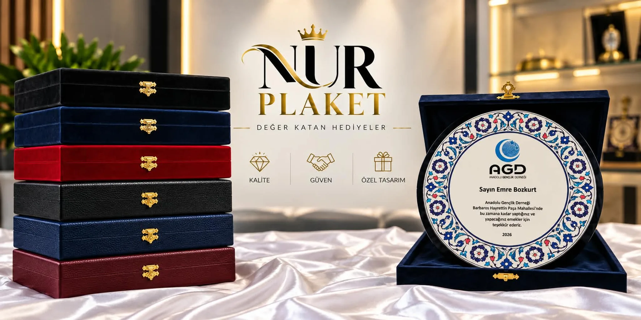 Nur Plaket kadife kutular ve çini desenli yuvarlak plaket, kalite güven özel tasarım logolu vitrin görseli 2048 × 1024